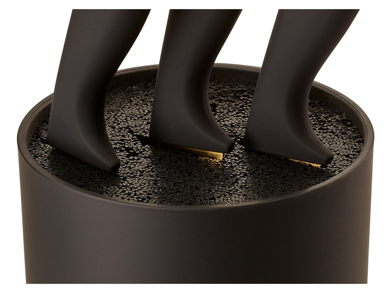 Des couteaux noirs dans un bloc à couteaux noir.