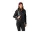 Femme en gilet matelassé, pull tricoté et bonnet avec sac à dos.