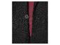 Détail d'une veste en maille noire avec un bouton et une chemise marron.