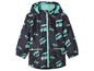 Une veste imperméable bleue pour enfant avec un motif de bus et de scooters.