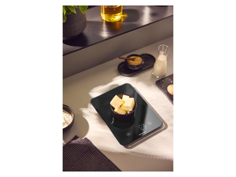 Balance de cuisine numérique SILVERCREST® avec un bol de beurre sur le plan de travail.