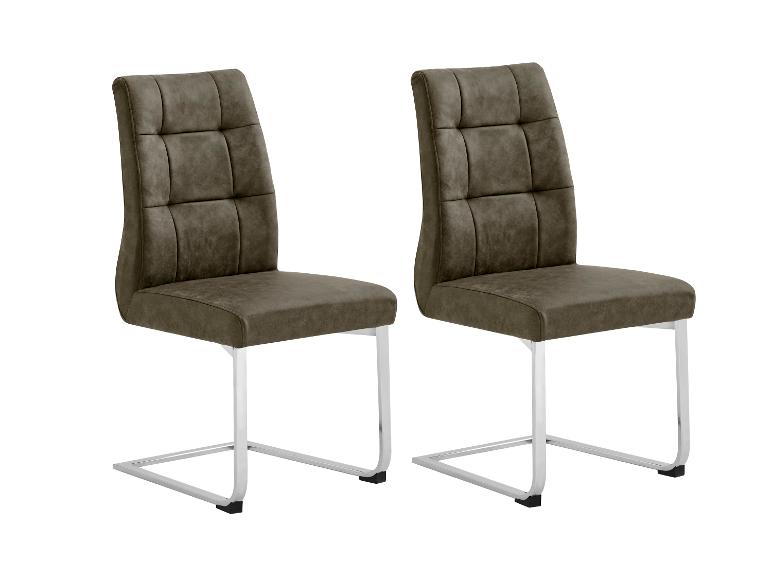 Deux chaises en similicuir marron foncé avec pieds chromés.