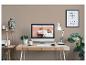 Bureau avec ordinateur, lampe, plantes et décorations, dont une statue de Bouddha et un cadre 'DON'T GROW UP IT'S A TRAP'.
