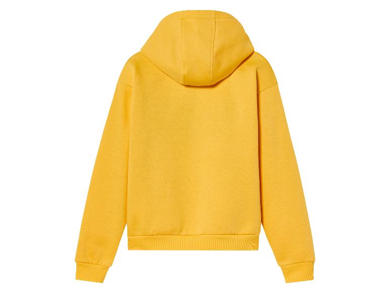 Un sweat à capuche jaune.