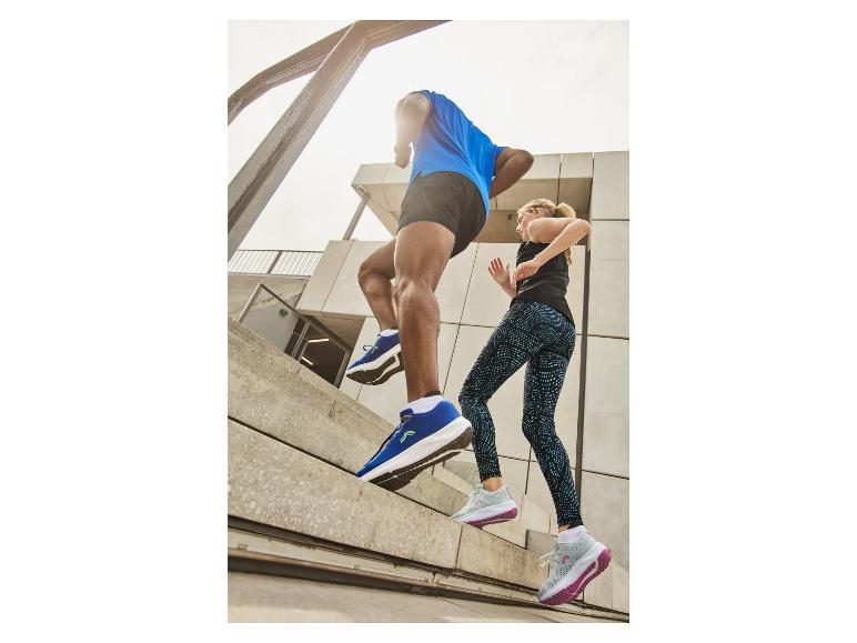 Coureurs montant des escaliers, portant des vêtements et des chaussures de sport.