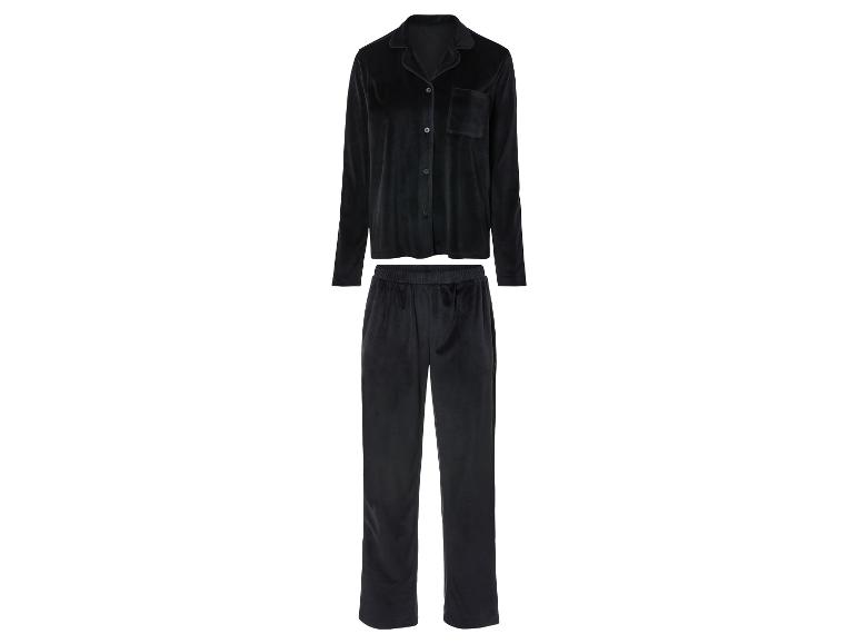 Un pyjama en velours noir avec des manches longues et un pantalon.
