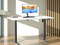 Un bureau blanc avec un piétement noir, adapté au travail debout.