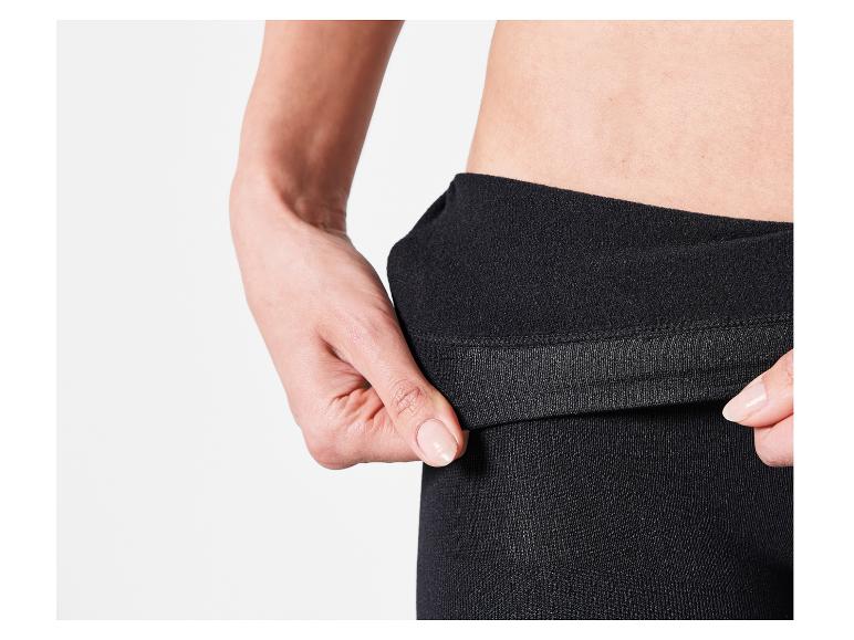 Leggings noirs avec une large ceinture.