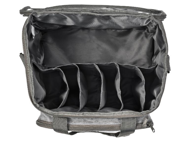 Sac organisateur en tissu gris avec plusieurs compartiments ouverts.