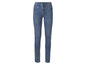 Un jean skinny bleu pour femme.