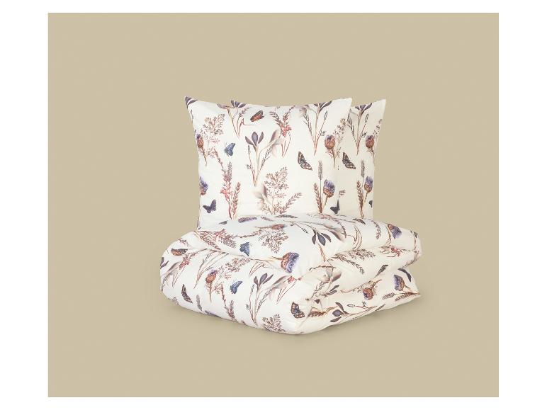 Parure de lit blanche avec motif floral et papillons.