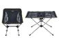 Chaise et table de camping pliables noires avec des accents verts.