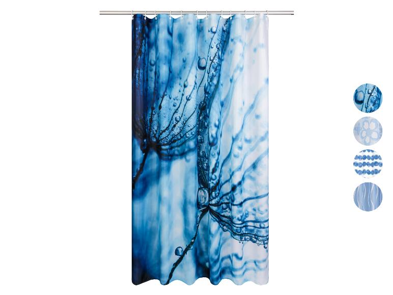 Un rideau de douche bleu avec une image de gouttes de rosée sur une plante.