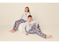 Garçon et fille portant des pyjamas de Noël assortis avec motif de renne.