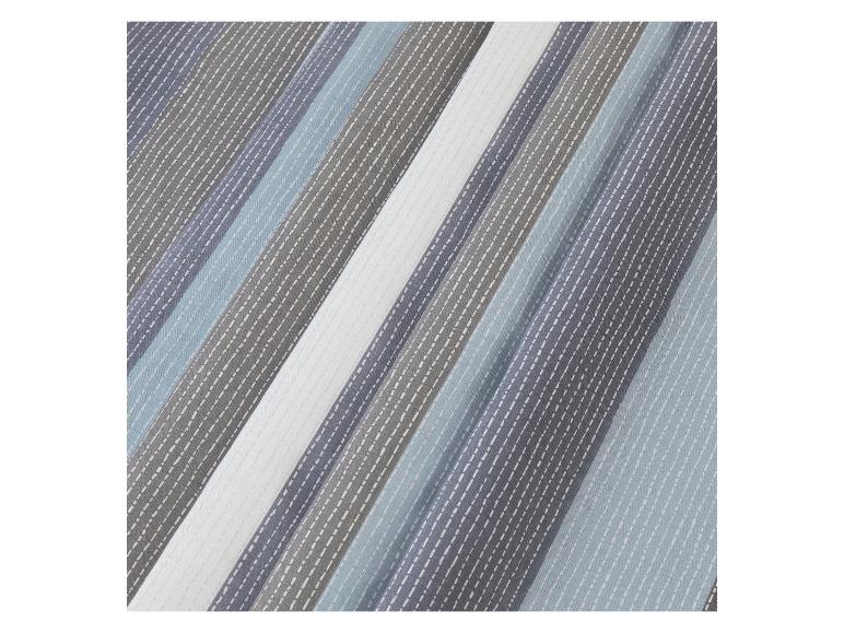 Gros plan sur un tissu rayé dans des tons bleus et gris.