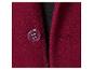 Gros plan d'un manteau bordeaux avec un bouton et une boutonnière.