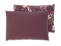 Deux oreillers: un bordeaux uni, l'autre avec un motif floral rose et vert.