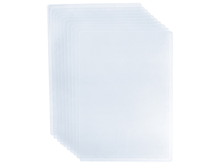 Une pile de pochettes en plastique transparentes pour documents.
