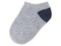 Chaussettes grises et bleu marine, style uni.