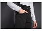 Pantalon noir avec fermeture éclair et poches.