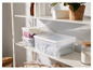 Deux boîtes de rangement transparentes avec couvercles remplies de vêtements sur une étagère blanche.