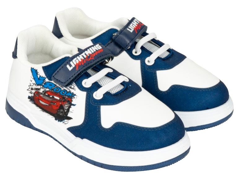 Paire de baskets blanches et bleues pour enfants avec un graphique de voiture de dessin animé et le texte 'Lightning McQueen'.