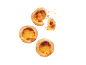 Tartes à la crème, une mordue, avec croûte feuilletée et garniture crémeuse.