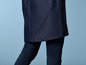Un imperméable bleu marine avec un jean.