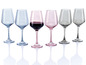 Six verres, deux bleus, deux roses et deux gris, avec un verre de vin rouge