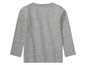 Un t-shirt gris à manches longues.