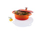 Une cocotte en fonte orange avec un couvercle, remplie de viande rôtie et de légumes.