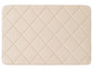 Un tapis de bain beige avec un motif en losanges matelassé.