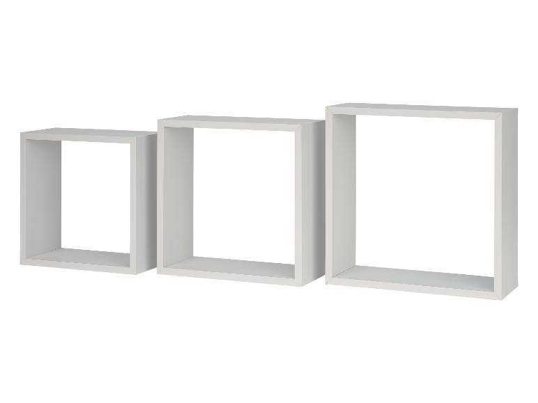 Trois étagères murales cubiques blanches.