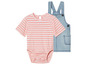 Un body rayé rose et une robe en jean à bretelles.