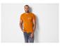 Un homme portant un t-shirt orange avec 'Raw Denim' et un jean gris.