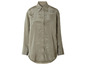 Une chemise en satin verte à manches longues.