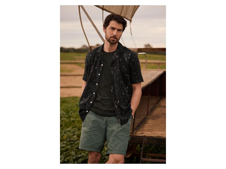 Chemise à manches courtes à motifs et shorts : look décontracté pour homme.