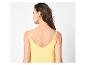 Femme aux cheveux foncés et boucles d'oreilles créoles, portant un débardeur jaune, vue de dos.