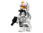 Une figurine Lego Star Wars AT-AT Driver tenant un blaster noir.