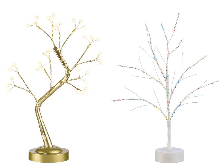 Deux arbres artificiels éclairés avec des lumières blanches et colorées.