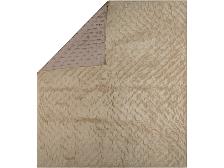 Jeté de lit beige matelassé avec texture en relief et petites perles.