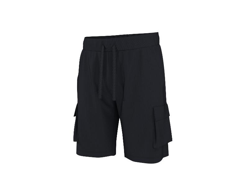 Short cargo noir pour homme avec cordon de serrage à la taille.