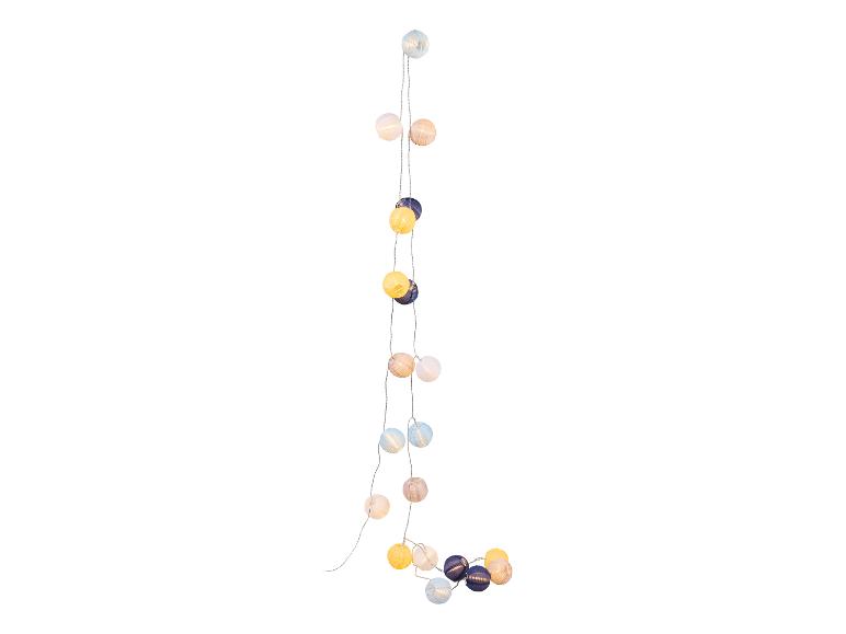Guirlande lumineuse avec des boules de papier pastel.