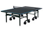 Une table de ping-pong Joola noire avec des roues, adaptée à une utilisation en extérieur.