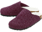 Paire de chaussons violets en feutre avec semelle intérieure blanche et semelle extérieure noire.