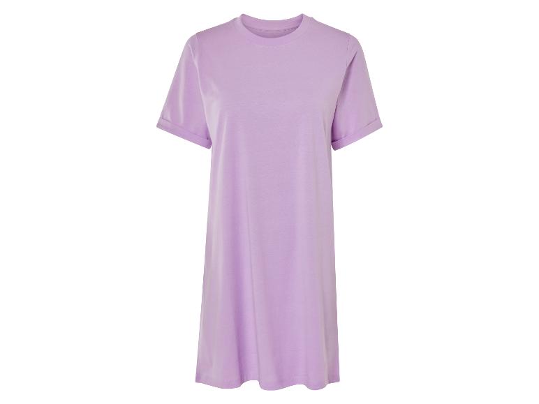 Robe t-shirt violette, simple et élégante.