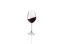 Un verre de vin rouge sur un fond blanc.