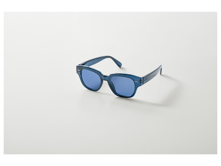 Lunettes de soleil bleues avec verres bleus sur fond blanc