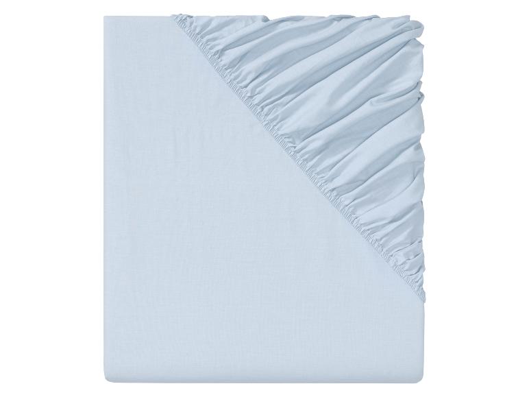 Un drap housse bleu clair avec un élastique.