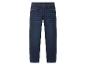 Un jean bleu foncé pour homme.